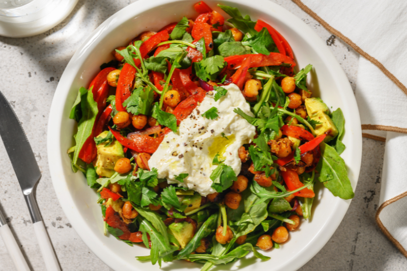 Salade de pois chiches dorés, fromage et avocat