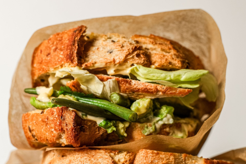 Sandwich au poulet, avocat et haricots verts