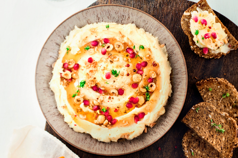 Brie fouetté garni de miel, grenade et noisettes torréfiées