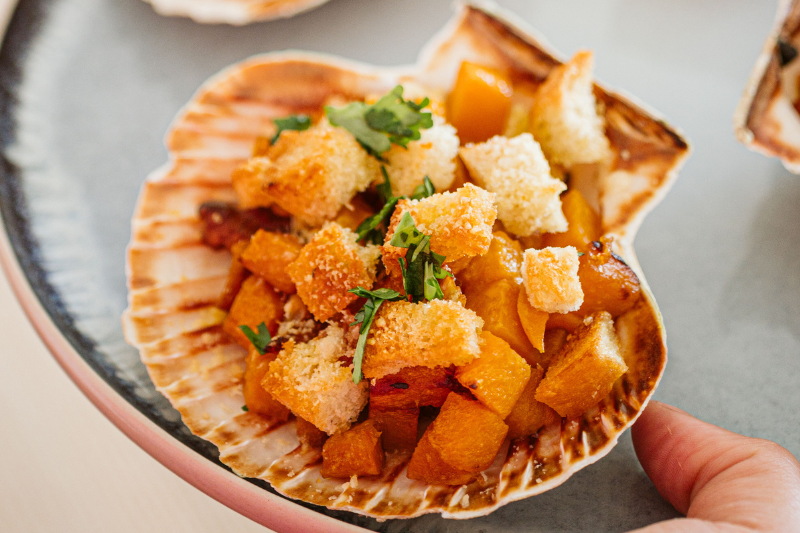 Coquilles Saint-Jacques de la baie de Saint-Brieuc gratinées au beurre de noix