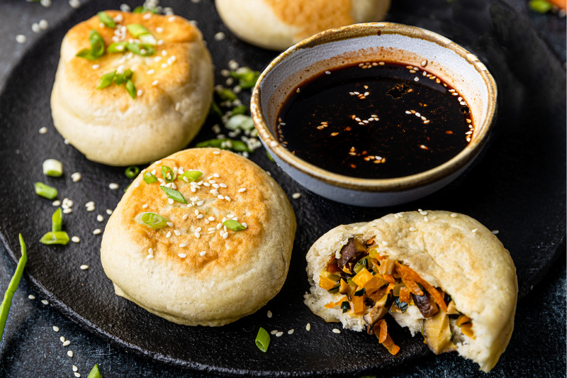 Petits pains Bao fourrés aux légumes et aux champignons