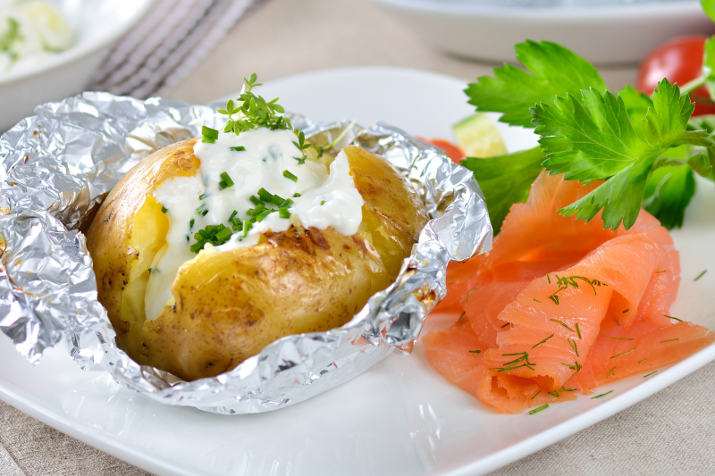 Pommes de terre en papillote et crème ciboulette, échalote