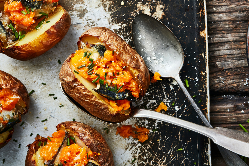 Pommes de terre en robe des champs, sardines et butternut