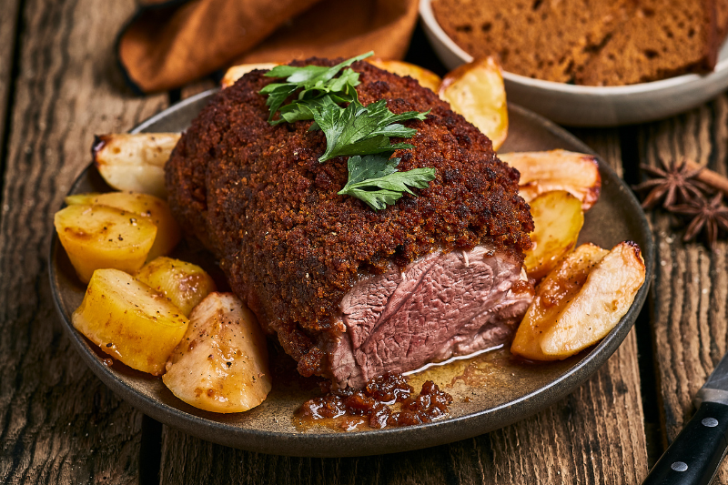 Rôti d’agneau en croûte de pain d’épices, pommes et pommes de terre rôties