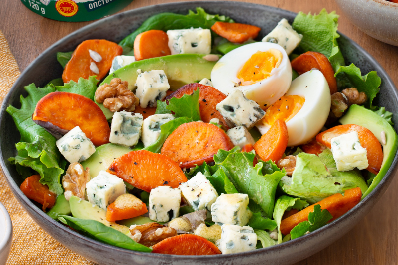 Salade de jeunes pousses, patates douces, œuf mollet et cubes de Bleu