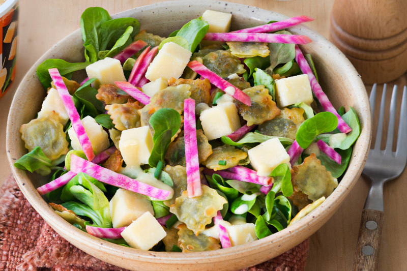 Salade de mâche aux ravioles poêlées et cubes de Cantal