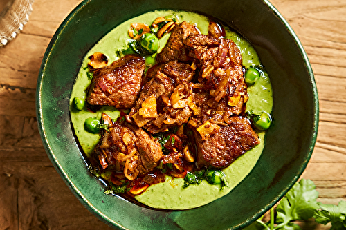 Steak de boeuf mariné au paprika, petits pois, menthe et cacahuètes