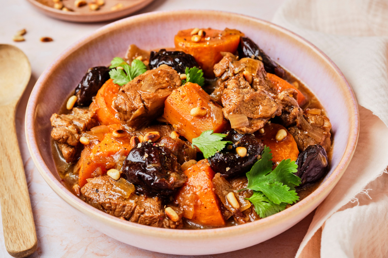 Tajine d’agneau aux pruneaux, patates douces et miel