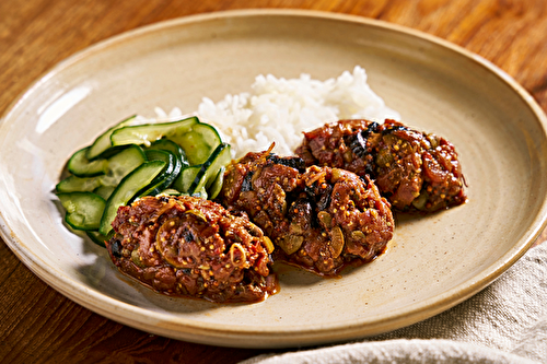 Tartare de bœuf, riz et concombres marinés