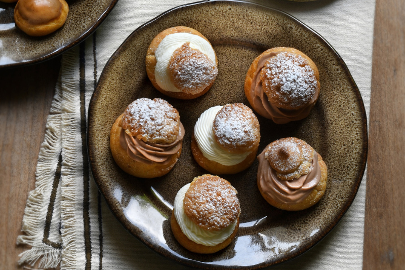 Trilogie de petits choux garnis à la chantilly vanillée / pralinée et choux à la crème pâtissière glaçage royal