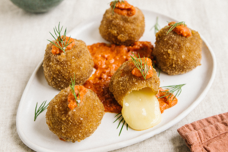 Cromesquis de Camembert au lait cru Isigny Sainte-Mère, crème de tomates au chorizo