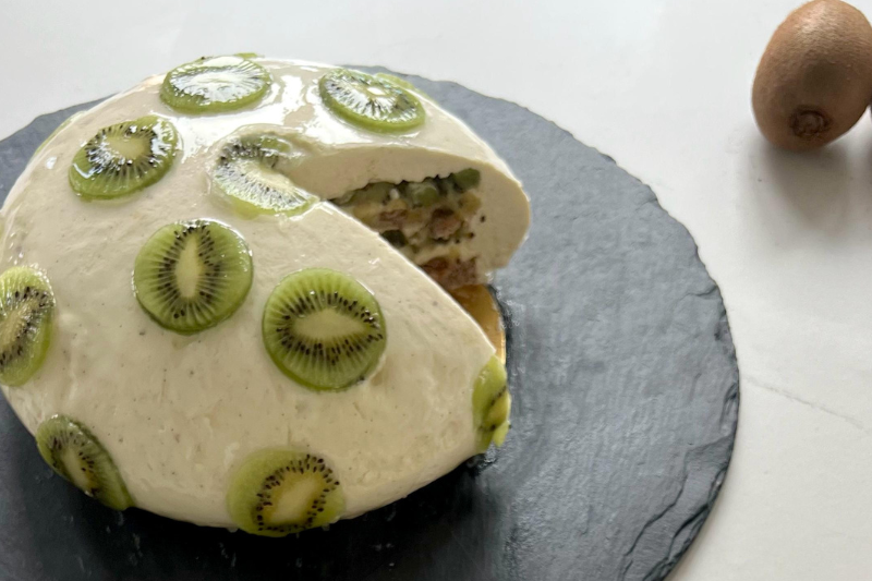 Entremets au kiwi, mousse vanille et biscuit aux noisettes