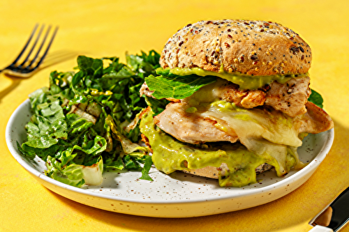 Flash Burger de poulet grillé et écrasé d’avocat avec des épices mexicaines et du cheddar fondu