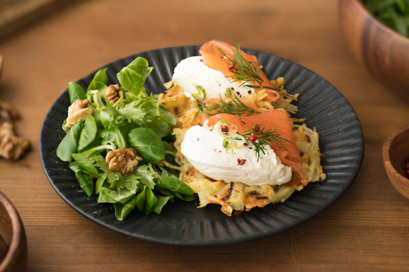 Gaufres rösti à la chantilly au Vin Jaune, Comté et saumon fumé