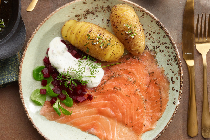 Pommes de terre hasselback et saumon gravlax Mowi