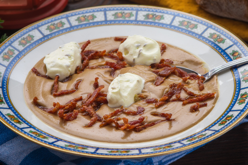 Potage de marron à la julienne de saucisse de Morteau, cuillère de crème fraîche au cumin