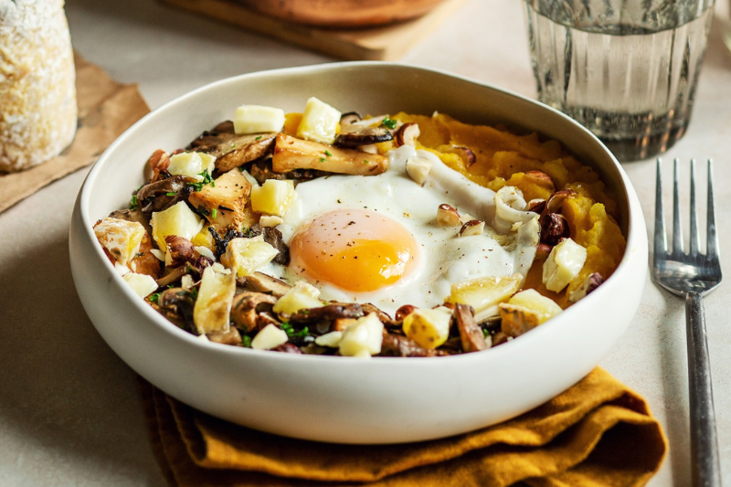 Purée de courge aux champignons en persillade et œuf au plat