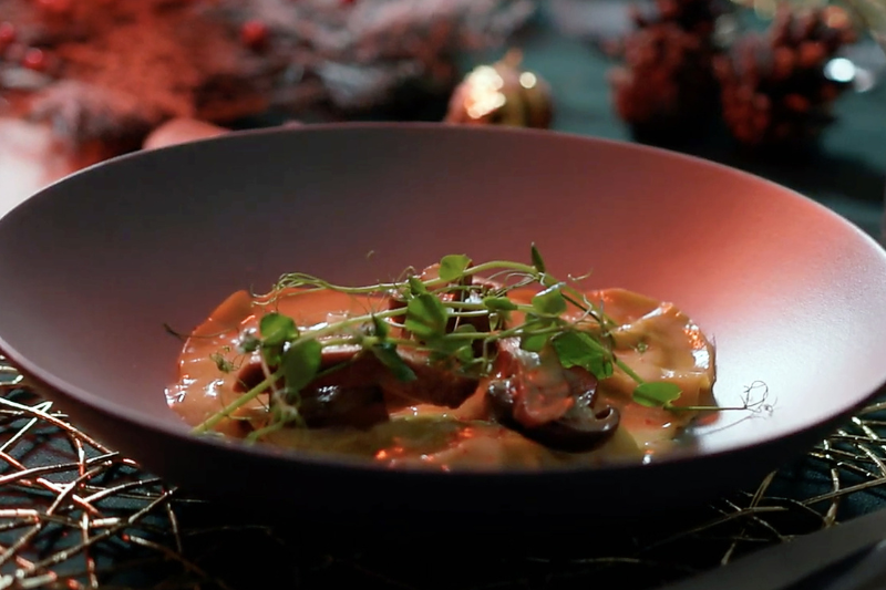 Ravioles d’agneau du Poitou-Charentes IGP au foie gras du Sud-Ouest IGP, émulsion crémeuse de beurre Charentes-Poitou AOP et piment d’Espelette AOP