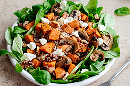 Salade de mâche aux quinoa, patates douces et champignons rôtis