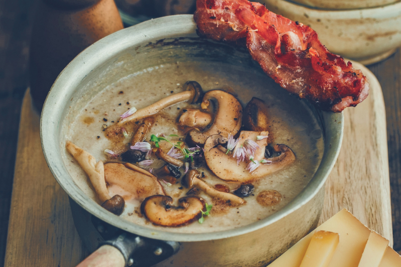 Velouté de champignons au lard et au Comté