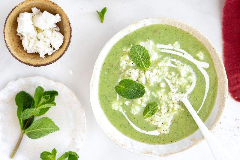 Soupe froide de courgette, feta et menthe