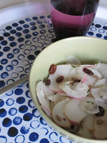 Salade de navets nouveaux crus aux raisins secs et graines de tournesol