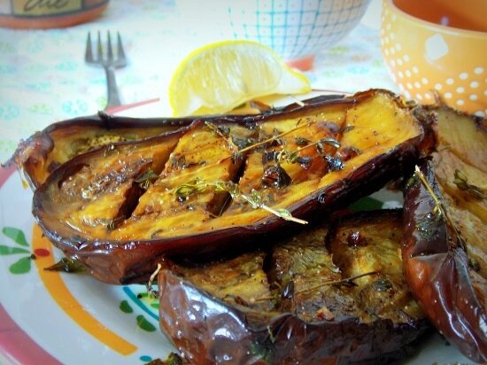 Aubergines grillées à l’huile d’olive, ail et au thym - L'amour Culinaire