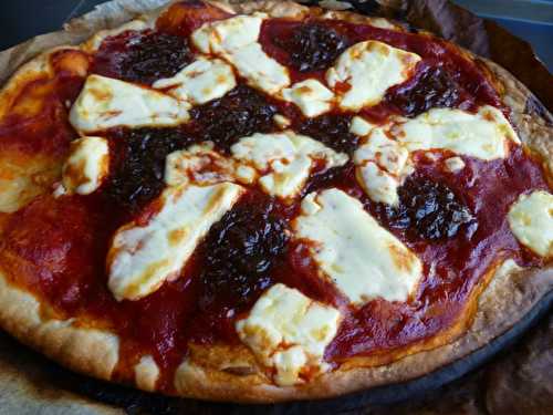 Pizza à la tomate, mozzarella et oignons