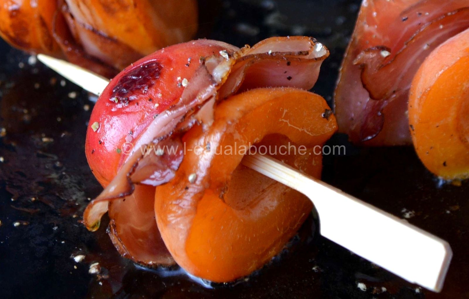 Brochettes D'Abricots Au Jambon Cru Fumé À La Plancha