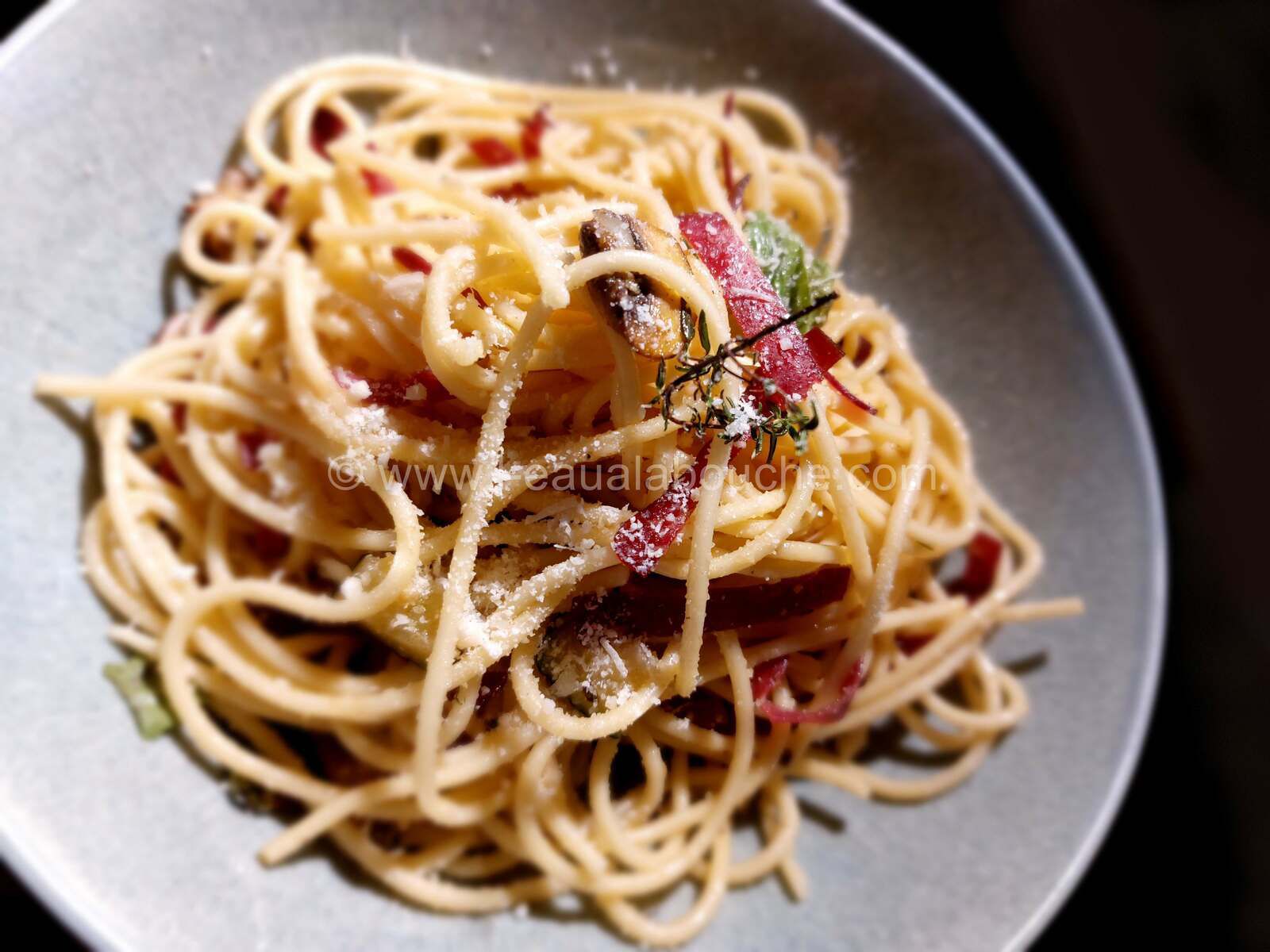 Spaghetti Aux Courgettes, Champignons De Paris Et Viande Séchée