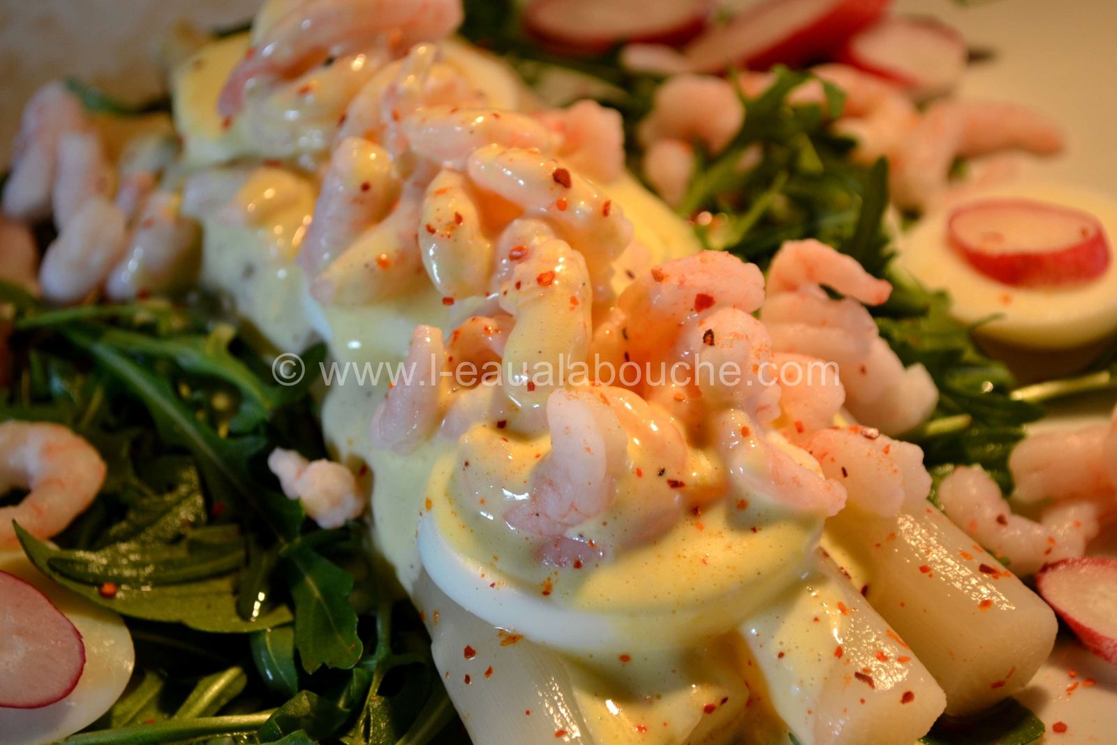 Radeau D'Asperges Et De Crevettes En Mayonnaise