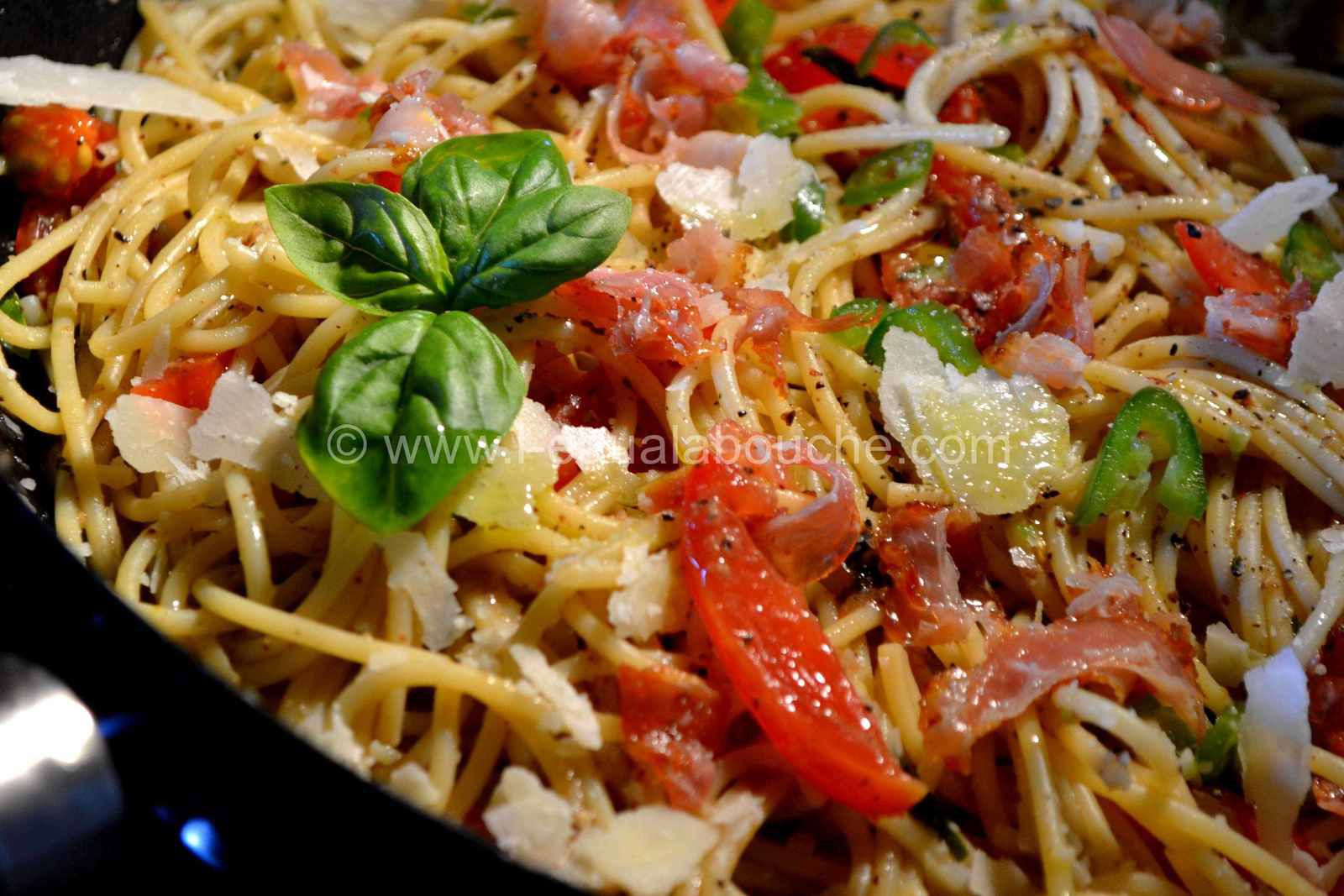 Spaghetti Au Pesto D'Olives Tomates Jambon Cru