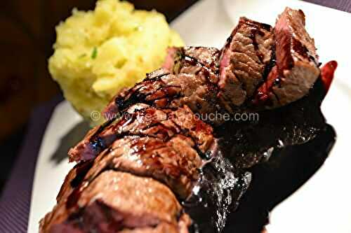 Rumsteak Et Miroir Au Vin Rouge Avec Écrasée De Pommes De Terre