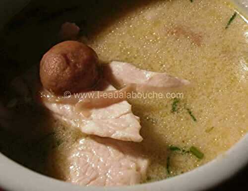 Potage Épicé De Poulet Et De Champignons Au Lait De Coco