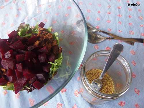 Salade avec betteraves et "croûtons" de tempeh