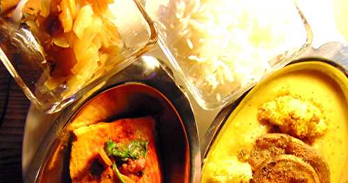 { Presque un } Thali composé de dahl avec pommes de terre et chou fleur, de chou,  et de tofu "tandoori"