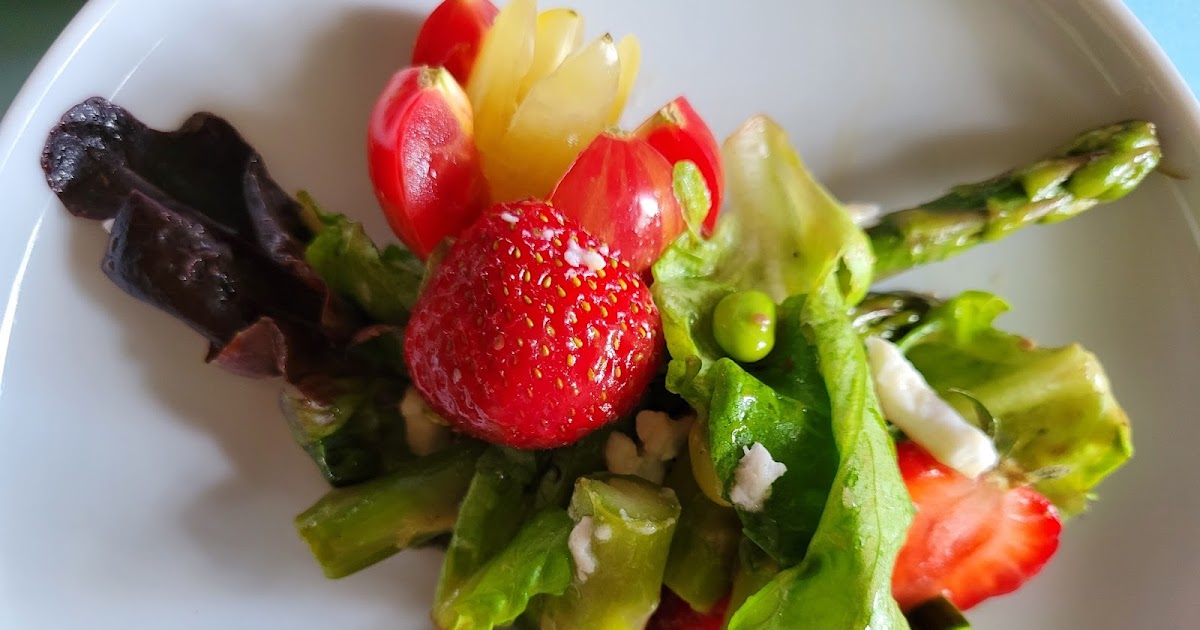 Salade du printemps aux asperges et fraises