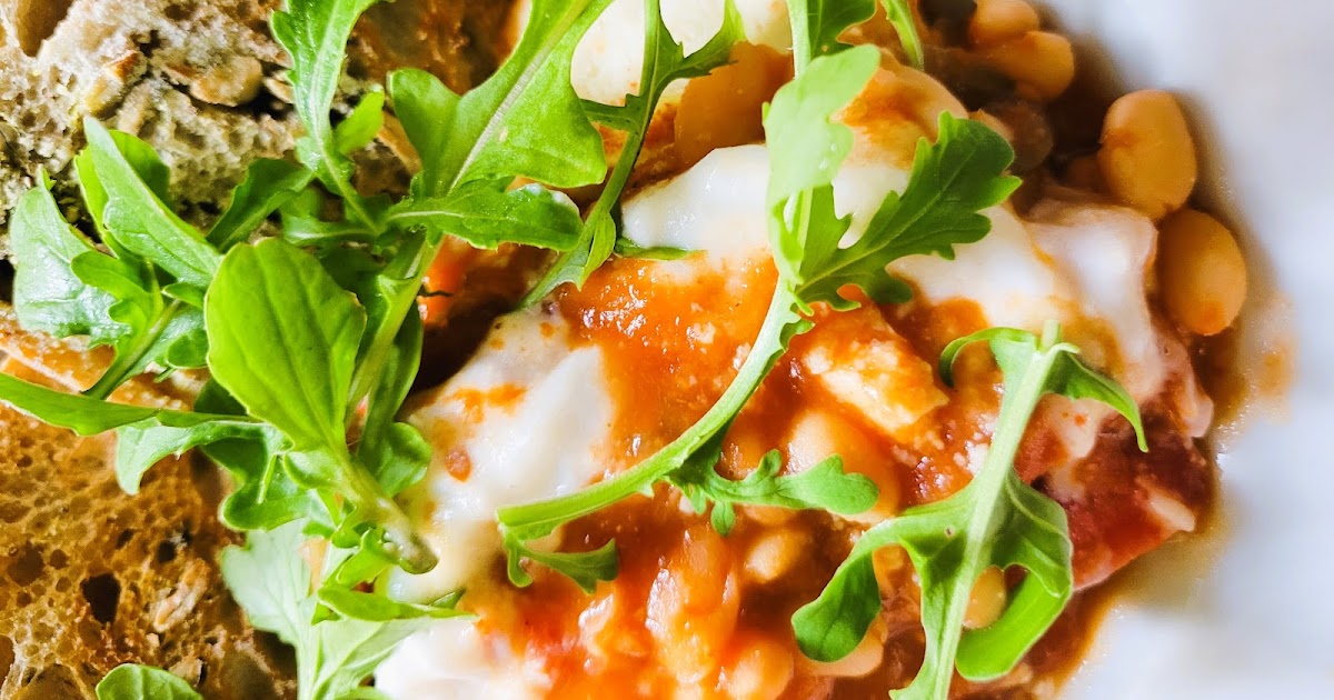 Shakshuka avec haricots blancs, tofu-oeuf, et feta végétal