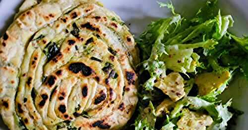 Petits pains plats tressés aux oignons verts et graines de sésame 