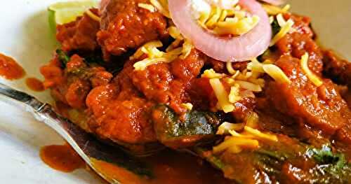 Poutine méditerranéenne, bien parfumée, avec légumes et saucisse