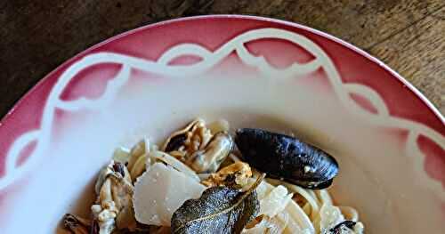 Linguine aux moules et feuilles de sauge croustillantes 