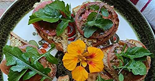 Tartines à la tapenade, tomate et roquette