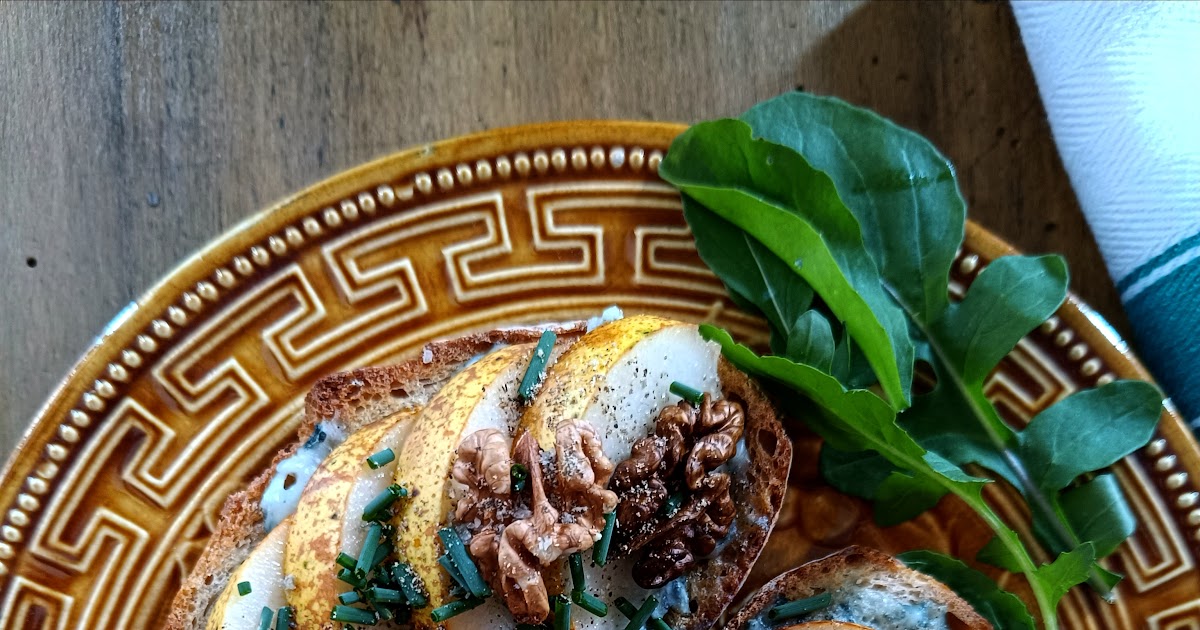 Tartines au Roquefort, poire et noix