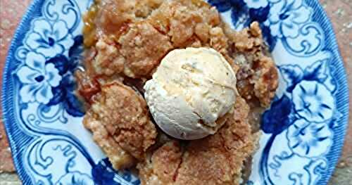 Croque-miettes aux prunes et parfait à la vanille