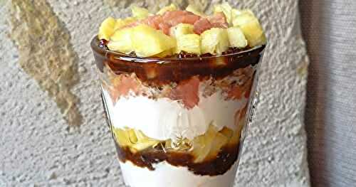 Pruneaux au thé, fruits frais, granola et fromage blanc