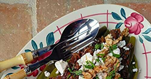 Salade de haricots plats, feta, oignons caramélisés et noix