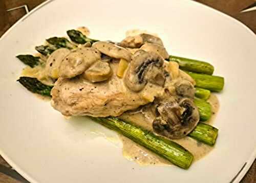 Suprêmes de poulet à la crème, asperges vertes et citron confit