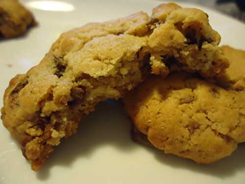 Cookies purée d’amande, bananes séchées et chocolat caramel