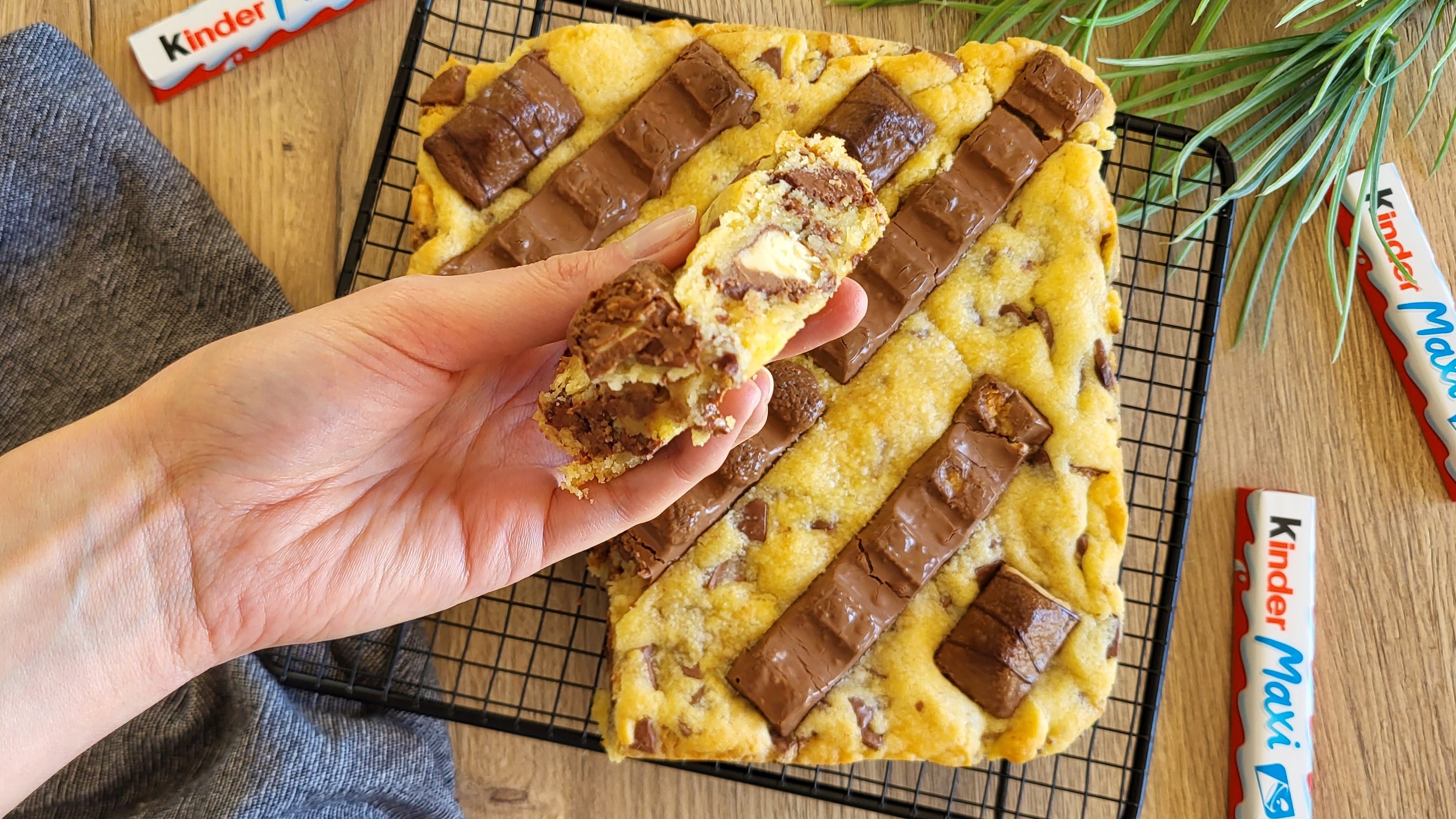 Carrés cookies au kinder maxi et bueno