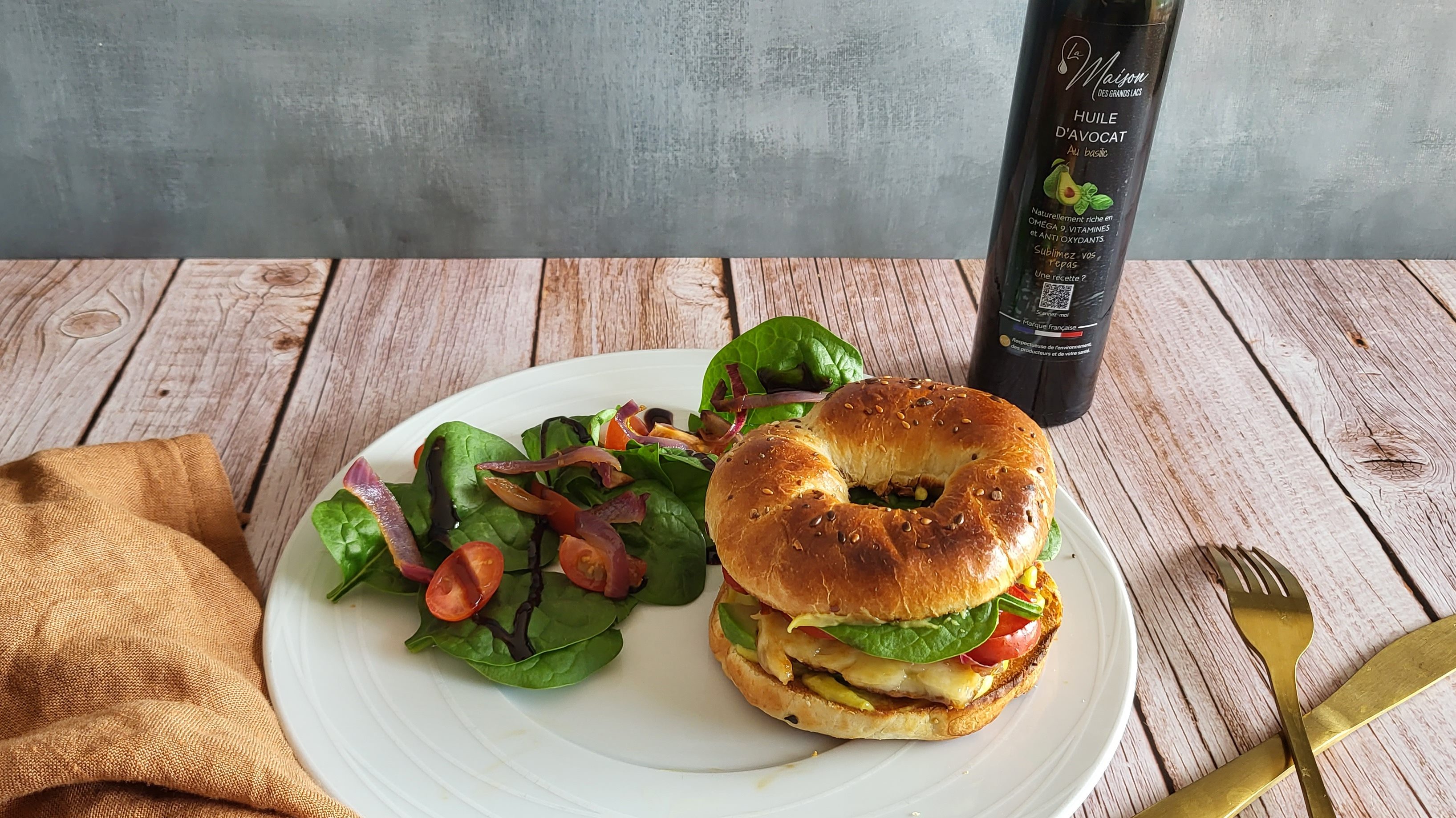 Bagel végétarien à l’halloumi et avocat